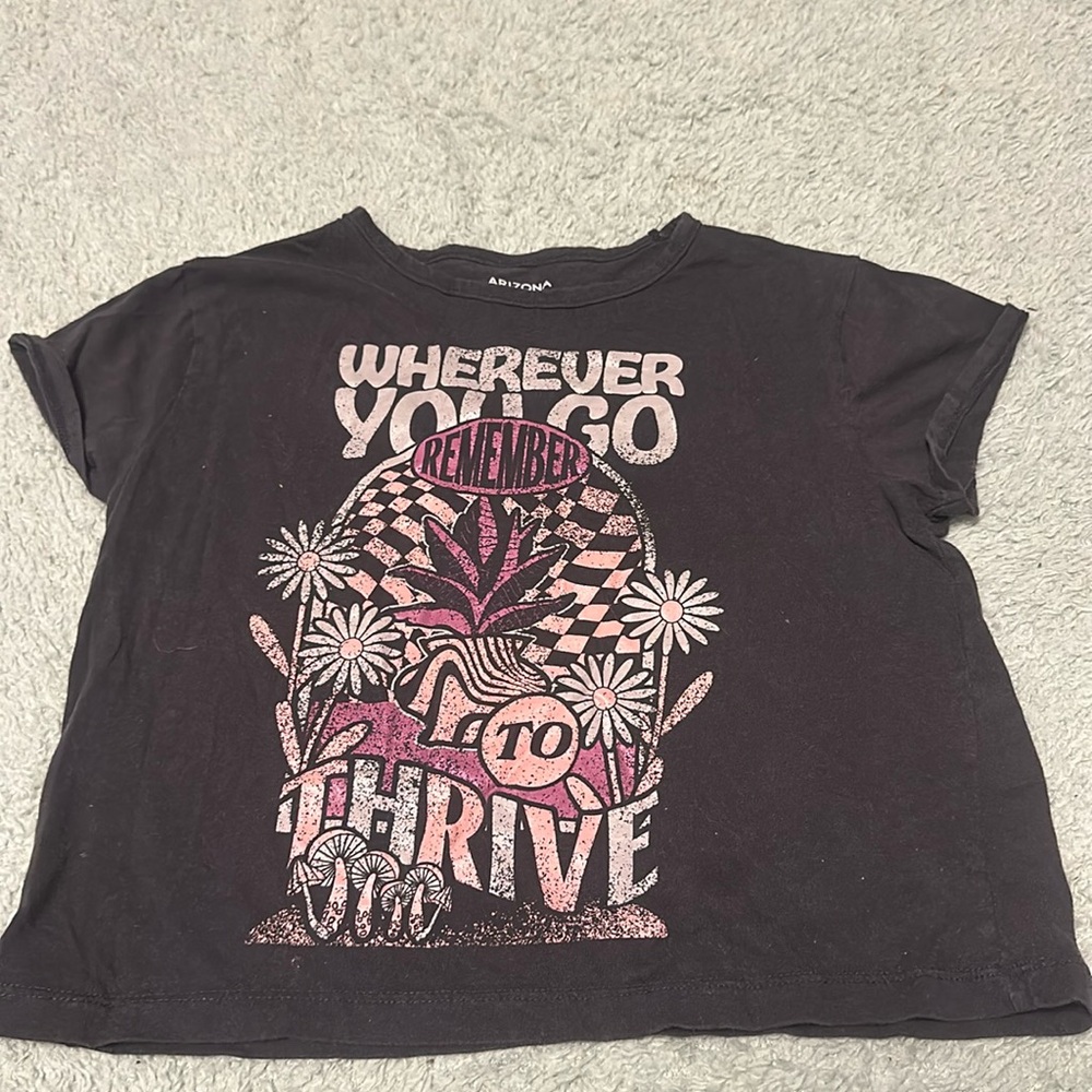 Cute graphic semi fit shirt!!